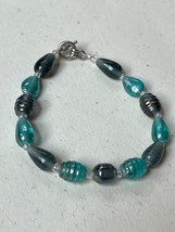 Iridescent Alternating Aqua Blue &amp; Gray Barrel &amp; Teardrop Bead Bracelet – 7.25 i - £10.46 GBP