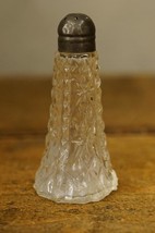 Vintage EAPG Mini Salt Shaker Sterling Lid Pattern Glass 2.5&quot; Tall - £8.55 GBP