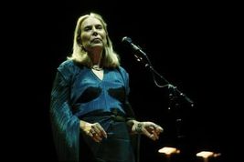Joni Mitchell 8&quot;x10&quot; Color Concert Photo - $294.14 MXN