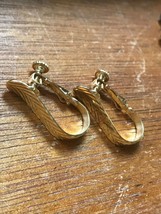 Estate Napier Signed Etched Goldtone Oval Hoop Screwback Earrings – marked on ba - £9.74 GBP