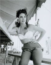 Elizabeth Taylor candid in white bra top &amp; jeans on the set of 1955 Giant 8x10 - £7.59 GBP