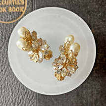 Vintage Kramer Signed Baroque Faux Pearl Rhinestone Clip Earrings Estate Jewelry - £39.92 GBP