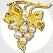 Vintage LISNER Grape Cluster Brooch Pin Faux Pearl Women Fashion Gold Tone Metal - £14.01 GBP