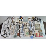 130 Vtg Medals Pins Crosses Crucifixes Christianity Judaism Religious Co... - €24,81 EUR