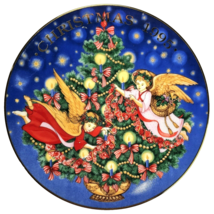 Avon Fine Collectables &quot;Trimming The Tree &quot; 1995 Christmas Plate by Pegg... - £13.36 GBP
