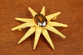 Vintage Costume Jewelry Gold Tone Star Starburst Brushed Amber Rhinestone Brooch - £15.70 GBP