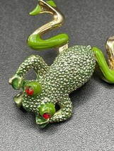 Vtg Green Enamel Articulated Frog Brooch Pin Gold Tone Red Glass Eyes - £14.31 GBP