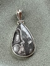 Nice Gray &amp; White Agate Teardrop Stone in 925 Marked Silver Frame Pendant – 1 an - £19.28 GBP