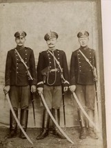 1905 Photo Russian 3 Soldiers Swords Guns Cabinet Card Russo Japan War Hat Badge - £37.18 GBP