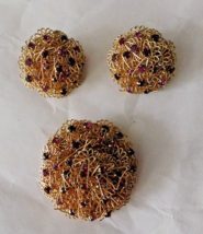 Vintage Demi Parure Domed Wired Brooch &amp; Clip On Earrings Red Rhinestones RARE - £55.26 GBP