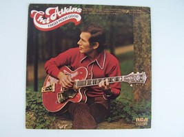 Chet Atkins – Finger Pickin&#39; Good Vinyl LP Record Album CAS-2600 - £7.81 GBP