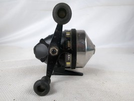 Vintage Zebco Q6300 Spincast Fishing Reel - $23.96