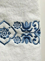  Avanti Scroll Bath Towel White Embroidered Blue Guest Bathroom 27x50" - £31.06 GBP