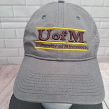 U Of M Minnesota University Strapback Spellout Hat Cap Grey Maroon Yellow  - $208.74 MXN