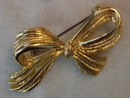Ribbed Ribbon Gold Bow Brooch Vintage - £7.84 GBP