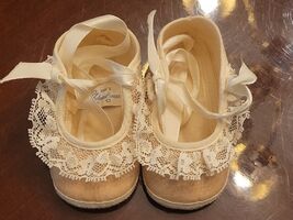 Vintage Mrs Day's Ideal Baby Shoes C 1960's With Original Box. - $7.60