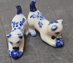 Hand Painted Delft Blue Cat Kitten Ceramic Figurine Pair Playing w/ Yarn - $19.51