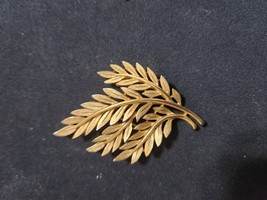 Vintage TRIFARI  Brushed Gold Tone Olive Leaf Leaves Brooch Pin 1970 mad... - $38.89 CAD