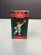 Hallmark "Perfect Catch" Santa / Baseball Keepsake Ornament (1990) - £5.34 GBP