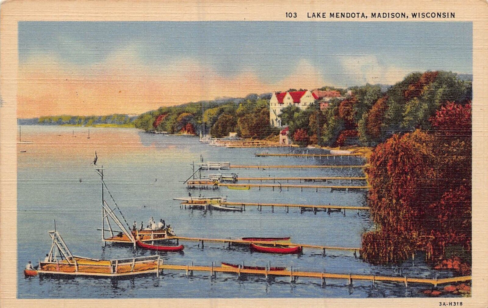 MADISON WISCONSINLAKE MENDOTABOATSPIERS1945 POSTCARD