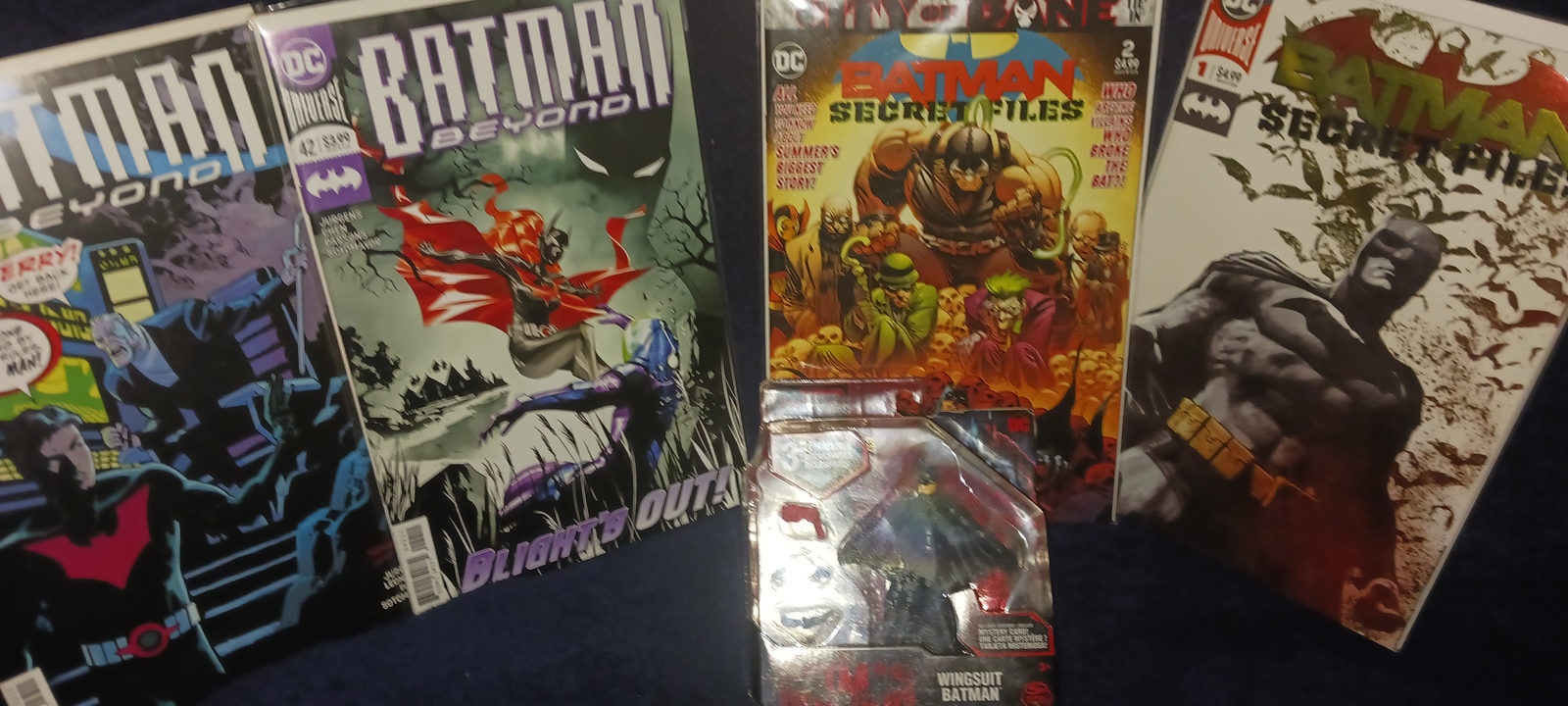 4)DCs 2018 BATMAN SECRETFILES1&amp;2/BATMAN BEYOND W/BATMAN WINGSUIT ACTION ... - $27.99