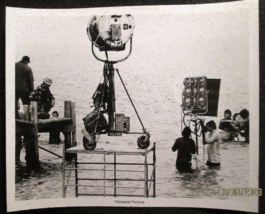 JAWS:STEVEN SPIELBERG:DIR: (ORIGINAL VINTAGE ON LOCATION JAWS PHOTO (CLA... - $3,690.52 MXN