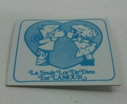La Seule Loi De Dieu Est L&#39;Amour 2&quot; x 1.5&quot; Plastic Vintage Pinback Pin B... - £2.40 GBP