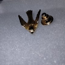 Very beautiful golden Bird lapel pin - $221.44 MXN