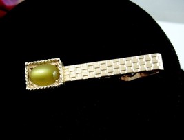 Swank Olive Green Tie Clasp Vintage Oval Thermoset Cabochon Goldtone 1 3/4&quot; - £18.19 GBP