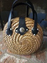 Vintage 1950&#39;s Tan Wicker Basket Purse Handbag Weaved Clam Shape Black Handles - £50.76 GBP