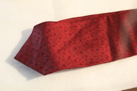 Tie Men&#39;s Red Black Geometric 100 % Silk 55&quot; x 4&quot; Made in Korea - £6.05 GBP