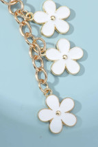 White Cute Flower Shape Ornament Key Buckle - $52.68 MXN