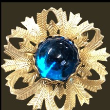 Blue Glass Stone Marble Flower Gold Tone Brooch Pin 1.5 Diameter Vintage - $24.92