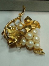 Vintage LISNER Grape Cluster Brooch/Pin, Faux Pearls Gold Tone Metal-Signed  - £23.65 GBP