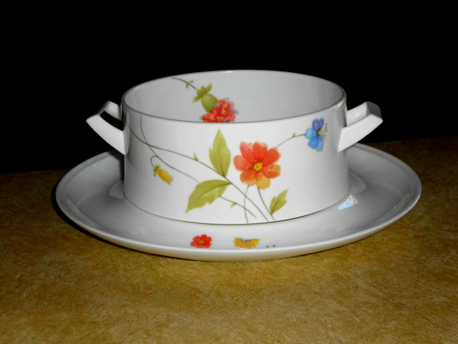 Mikasa Just Flowers Gravy Boat and Underplate A4182 2-pc Set - $41.58