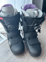 DC women’s snowboarding boots black and purple size 8 2012 Mora Boa 140 cm - $98.01