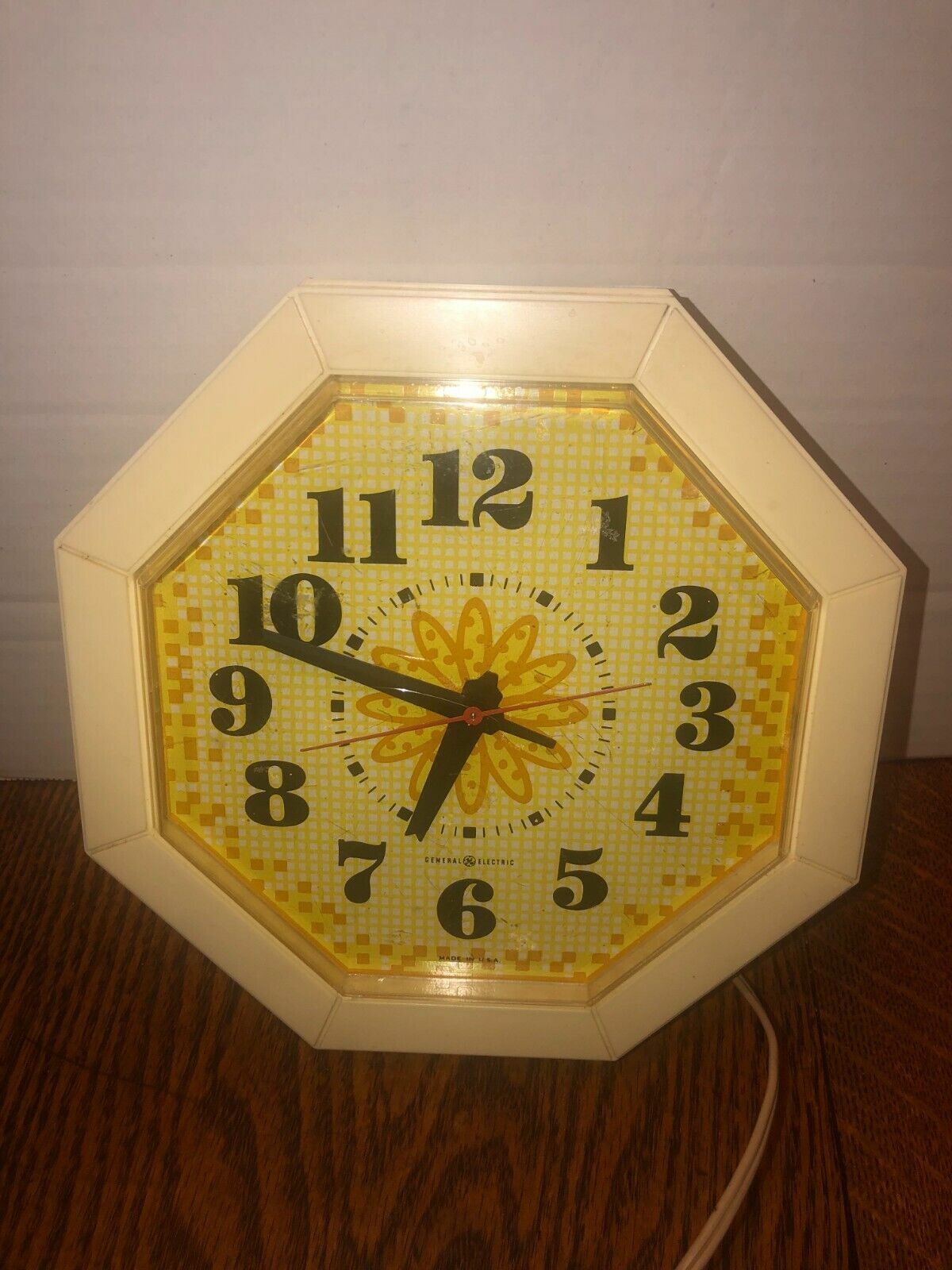 Vintage General Electric Octagon Daisy Wall Clock Model 2193A-8&quot; Works - $16.95