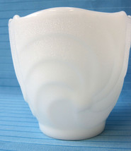 EO Brody Co. Milk White Glass Tulip Shape Vintage Vase - £19.97 GBP