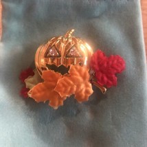 Vtg 1993 AVON Pumpkin Brooch Pin Halloween Jack O Lantern Fall Autumn Leaves - £11.42 GBP