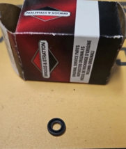 OEM Brigg &amp; Stratton Throttle Shaft Seal 692001, 692279 - Genuine Briggs... - $55.50 MXN