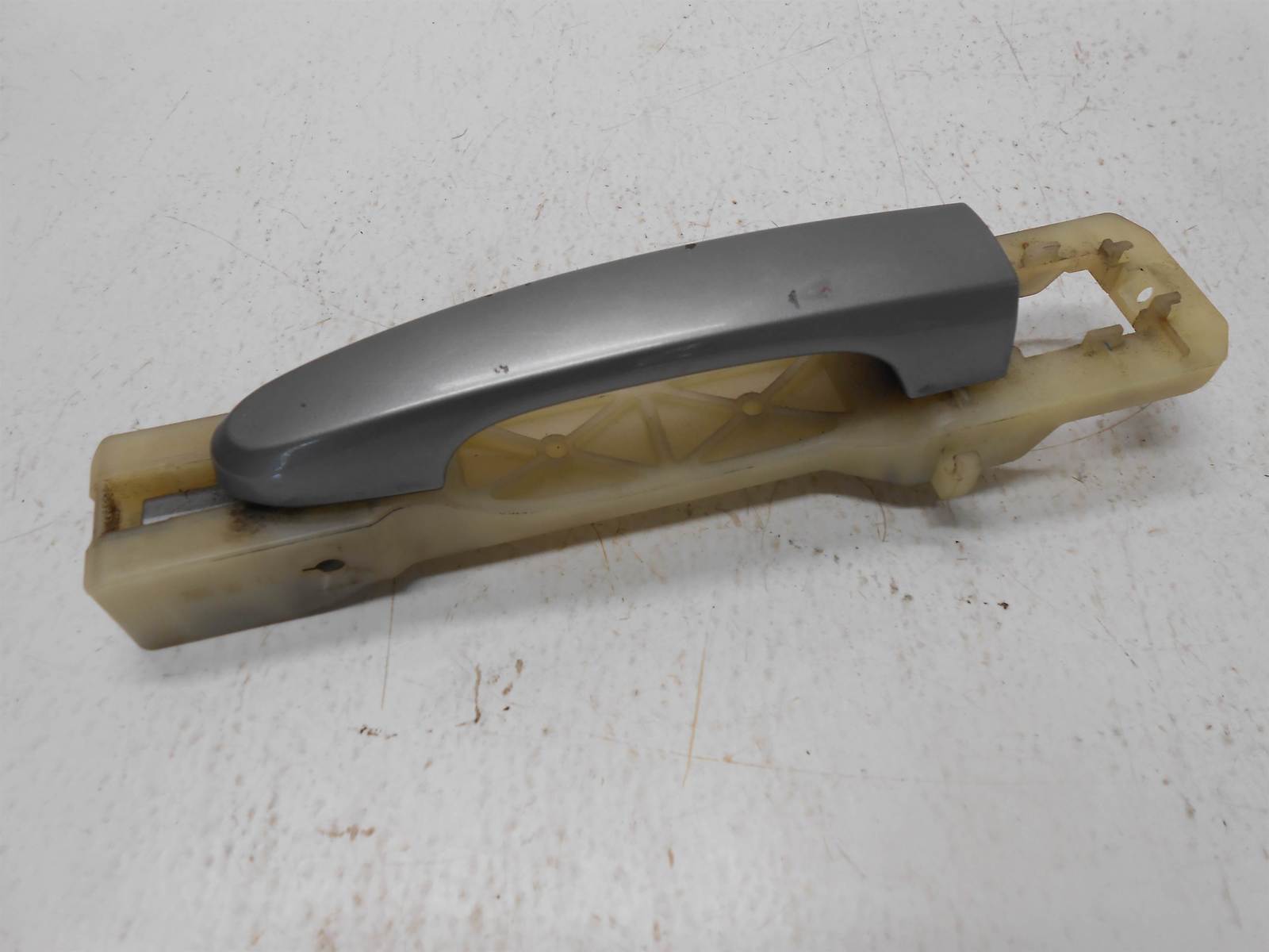 2005 KIA SPORTAGE EXTERIOR DOOR HANDLE FRONT LEFT DRIVER - $27.98