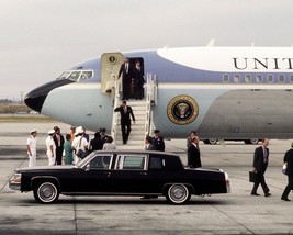 President Ronald Reagan exits Air Force One in California 1988 - New 8x10 Photo - £6.89 GBP