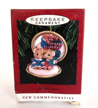 Vtg Hallmark Sister Holiday Christmas Compact Friends Keepsake Ornament ... - $185.61 MXN