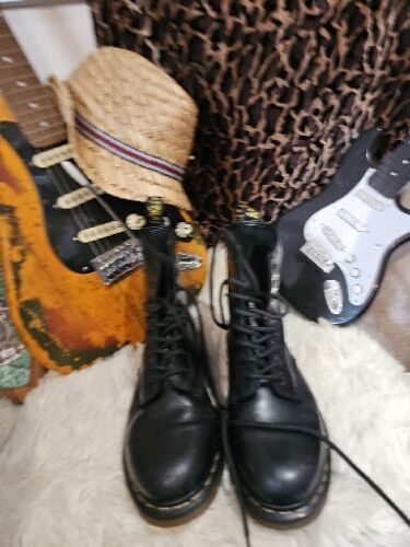Dr Martens Boots Size 9 Black Smooth EXPRESS SHIPPING - £65.49 GBP