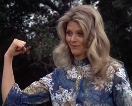 Lindsay Wagner shows her muscles in publicity pose The Bionic Woman 8x10 photo - $10.99