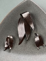 Vintage Demi Lot of Silvertone Etched Pointed Leaves Pin Brooch &amp; Clip E... - $19.42
