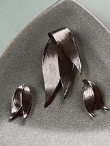 Vintage Demi Lot of Silvertone Etched Pointed Leaves Pin Brooch &amp; Clip E... - £15.50 GBP