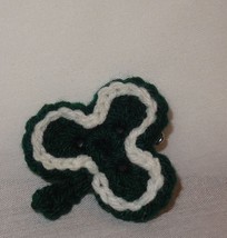 VNT Crochet Shamrock St Patrick&#39;s Day Pin Brooch Handmade Dark Green White - £7.82 GBP