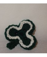 VNT Crochet Shamrock St Patrick&#39;s Day Pin Brooch Handmade Dark Green White - £7.83 GBP