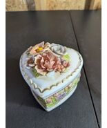 Heart Shaped Victorian Trinket Box With Raised Flowers And Great Detail. - €13,62 EUR